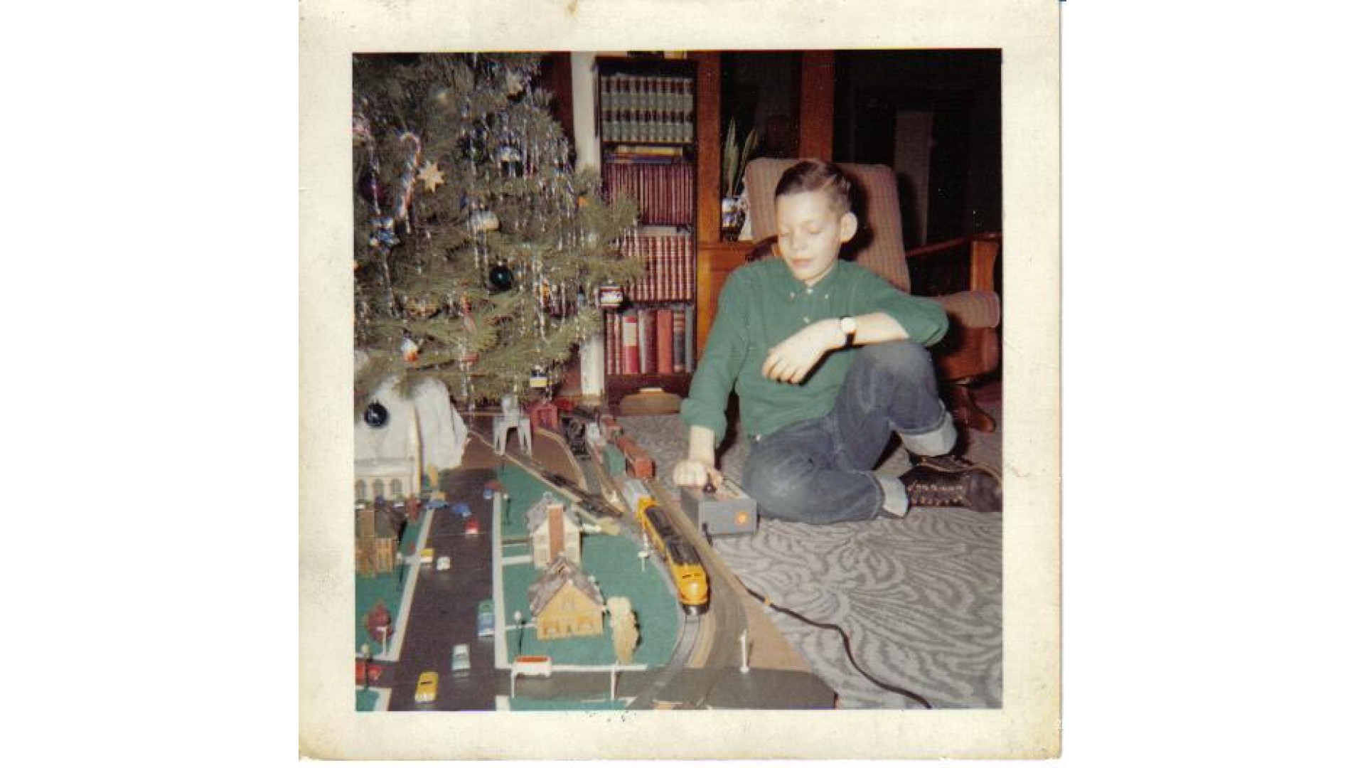 https://scalerailroader.com/image/cache/catalog/PagePix/1959_Train_under_Christmas_tree-1920x1080.jpg